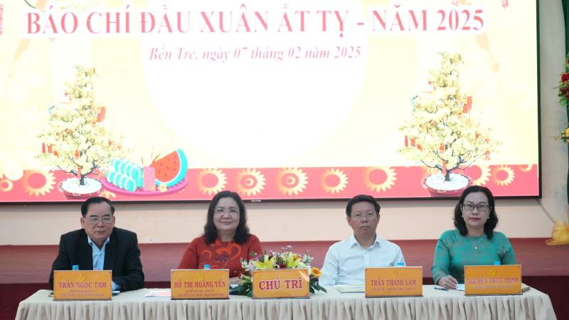 Lãnh đạo tỉnh Bến Tre chủ trì buổi Họp mặt báo chí Xuân Ất Tỵ 2025. (Ảnh: HOÀNG TRUNG)