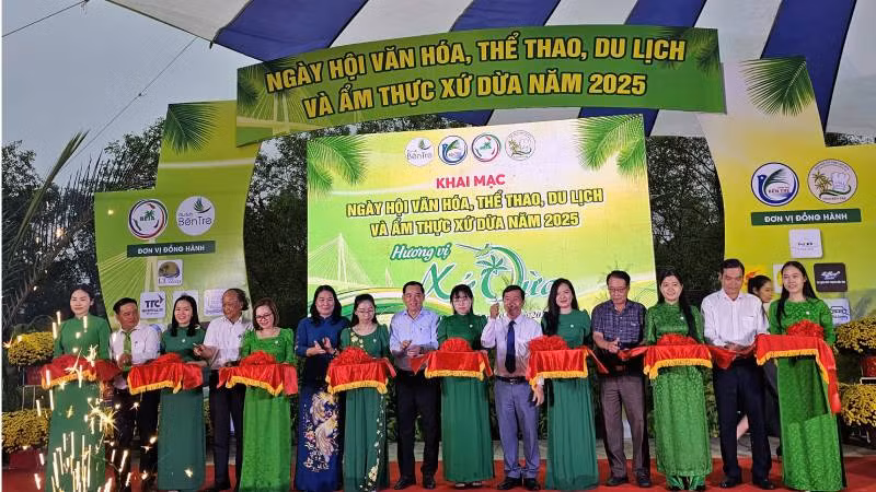 Đại biểu thực hiện nghi thức khai mạc Ngày hội Văn hóa, Thể thao, Du lịch và Ẩm thực Xứ Dừa năm 2025. (Ảnh: HOÀNG TRUNG)