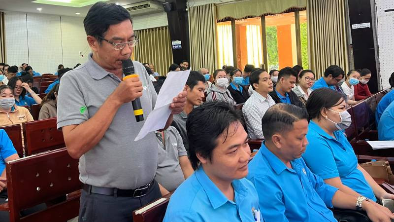 Đại diện người lao động phát biểu trong buổi đối thoại với lãnh đạo tỉnh Bến Tre. (Ảnh: HOÀNG TRUNG)