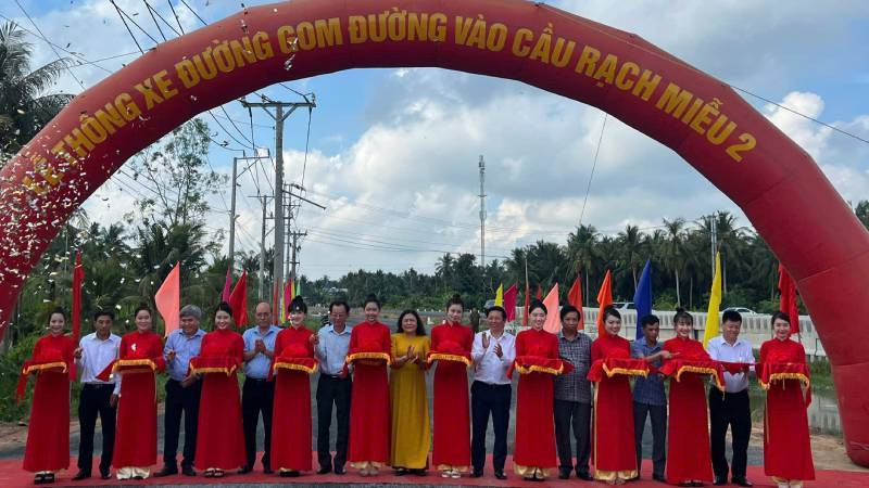 Đại biểu tham dự buổi Lễ thực hiện nghi thức cắt băng thông xe Dự án Đường gom đường vào cầu Rạch Miễu 2. (Ảnh: HOÀNG TRUNG)