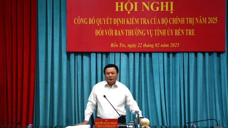 Đồng chí Nguyễn Xuân Thắng phát biểu tại Hội nghị công bố quyết định kiểm tra của Bộ Chính trị đối với Ban Thường vụ Tỉnh ủy Bến Tre. (Ảnh: HOÀNG TRUNG)