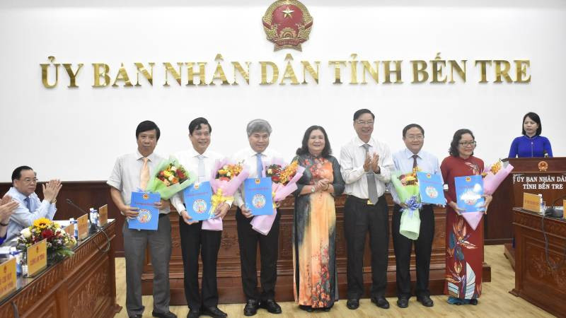 Quyền Bí thư Tỉnh ủy Bến Tre Hồ Thị Hoàng Yến trao các quyết định về sắp xếp tổ chức bộ máy. (Ảnh: HOÀNG TRUNG)