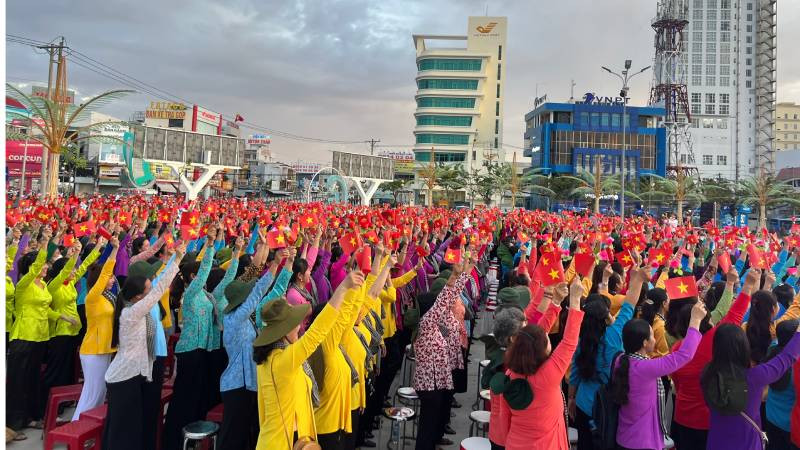 Phụ nữ tỉnh Bến Tre tham gia các hoạt động kỷ niệm 65 năm Phong trào Đồng khởi. (Ảnh: HOÀNG TRUNG)