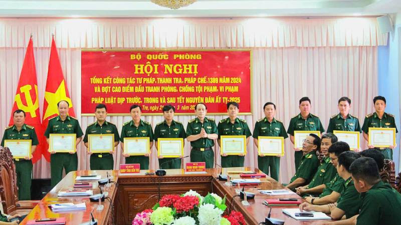 Bộ Chỉ huy Bộ đội Biên phòng tỉnh Bến Tre khen thưởng tập thể, cá nhân triệt phá đường dây mua bán người trên biển. (Ảnh: HOÀNG TRUNG)