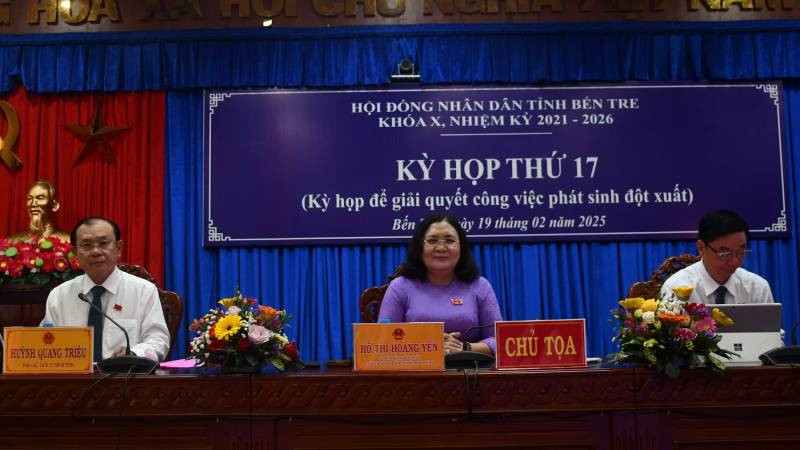 Lãnh đạo Hội đồng nhân dân tỉnh Bến tre chủ trì tại kỳ họp. (Ảnh: HOÀNG TRUNG)
