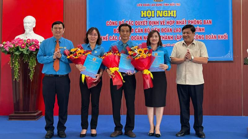 Trao quyết định bổ nhiệm cán bộ tại Liên đoàn Lao động tỉnh Bến Tre. (Ảnh: HOÀNG TRUNG)