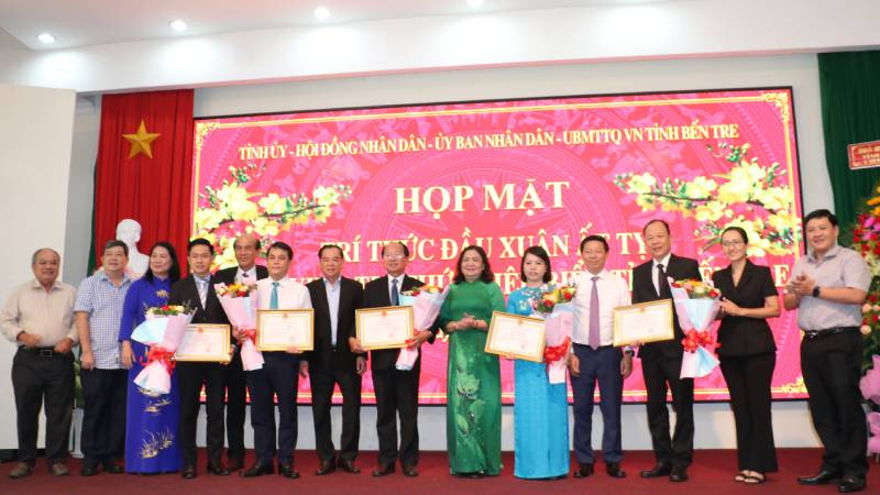 Tỉnh Bến Tre tôn vinh 5 trí thức có nhiều sáng kiến, ứng dụng khoa học công nghệ cho sự phát triển của địa phương. (Ảnh: HOÀNG TRUNG)