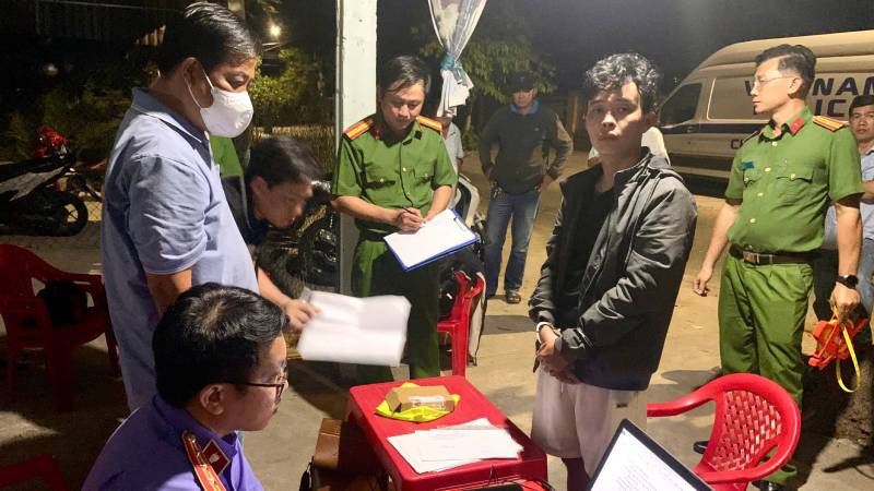 Đối tượng Nguyên (áo đen) bị khởi tố, bắt tạm giam để điều tra hành vi mua bán trái phép chất ma túy. (Ảnh: HOÀNG TRUNG)