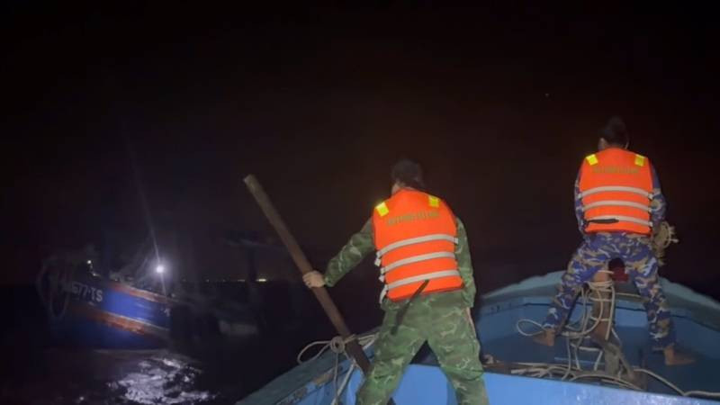 Lực lượng Bộ đội Biên phòng tiếp cận hiện trường, cứu thành công 4 thuyền viên gặp nạn trên biển. (Ảnh: Bộ đội Biên phòng tỉnh Bến Tre cung cấp)