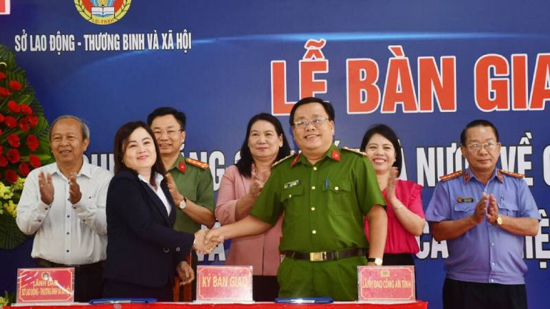 Hai đơn vị thực hiện nghi thức bàn giao chức năng quản lý nhà nước về cai nghiện và sau cai nghiện ma túy. (Ảnh: HOÀNG TRUNG)