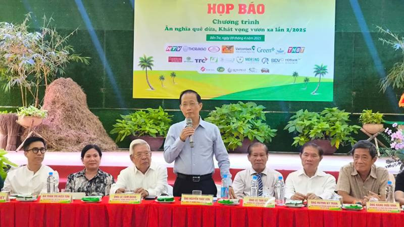 Lãnh đạo chủ trì buổi họp báo trao đổi với báo chí về Chương trình "Ân nghĩa quê dừa - Khát vọng vươn xa". (Ảnh: HOÀNG TRUNG)