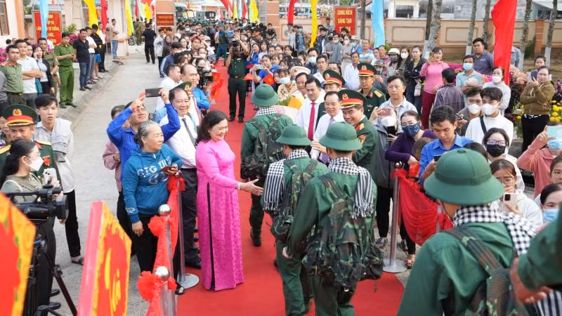 Lãnh đạo tỉnh Bến Tre tiễn tân binh lên đường bảo vệ tổ quốc. (Ảnh: HOÀNG TRUNG)