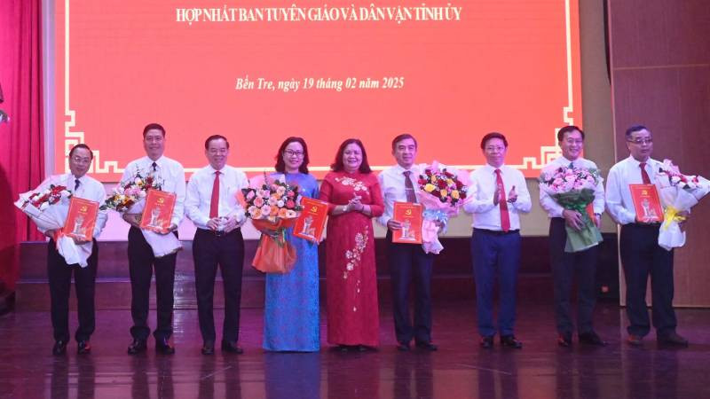 Lãnh đạo tỉnh Bến Tre trao Quyết định hợp nhất Ban Tuyên giáo và Ban Dân vận Tỉnh ủy Bến Tre thành Ban Tuyên giáo và Dân vận Tỉnh ủy Bến Tre. (Ảnh: HOÀNG TRUNG)