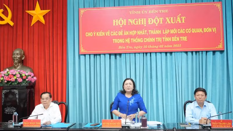 Lãnh đạo tỉnh Bến Tre chủ trì tại Hội nghị. (Ảnh: HOÀNG TRUNG)