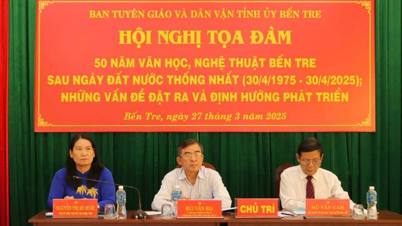 Đại biểu chủ trì tại Hội nghị tọa đàm "50 năm văn học, nghệ thuật Bến Tre". (Ảnh: HOÀNG TRUNG)