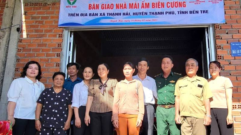 Lãnh đạo chính quyền địa phương cùng Đồn Biên phòng Cổ Chiên trao nhà mái ấm biên cương cho hộ gia đình khó khăn về nhà ở tại xã Thạnh Hải (huyện Thạnh Phú). (Ảnh: HOÀNG TRUNG)
