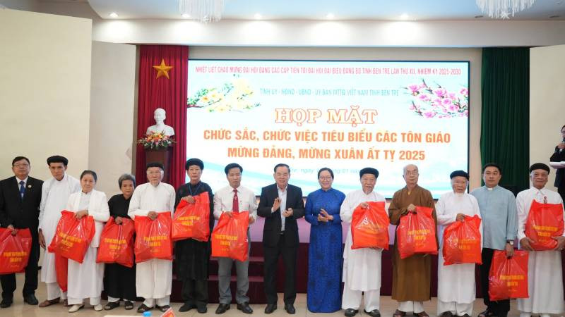 Lãnh đạo tỉnh Bến Tre tặng quà lưu niệm cho chức sắc tiêu biểu các tôn giáo. (Ảnh: HOÀNG TRUNG)