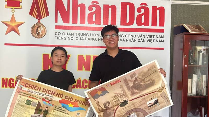 Bạn đọc đến nhận Phụ san đặc biệt của Báo Nhân Dân. (Ảnh: HOÀNG TRUNG)