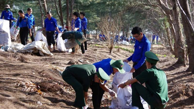 Lực lượng đoàn viên, thanh niên dọn dẹp rác bảo vệ môi trường biển. (Ảnh: HOÀNG TRUNG)