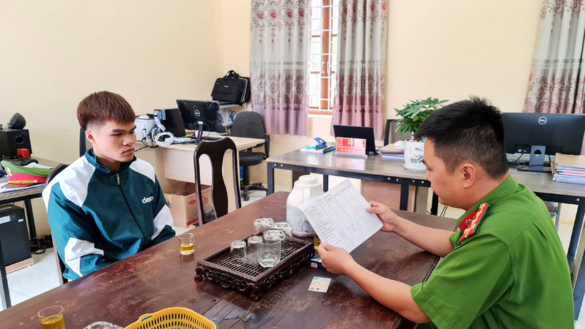 Cán bộ, chiến sĩ Công an xã Thượng Cường, huyện Chi Lăng hướng dẫn người dân làm thủ tục tạm trú, tạm vắng.