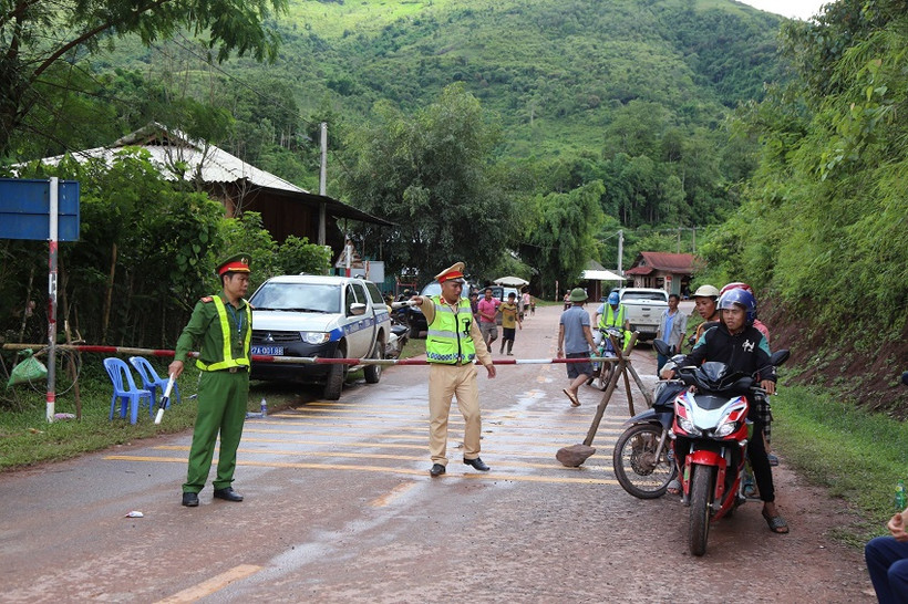 Lực lượng chức năng chốt chặn, kiểm soát người phương tiện tại đầu cầu Nậm Nhé II.