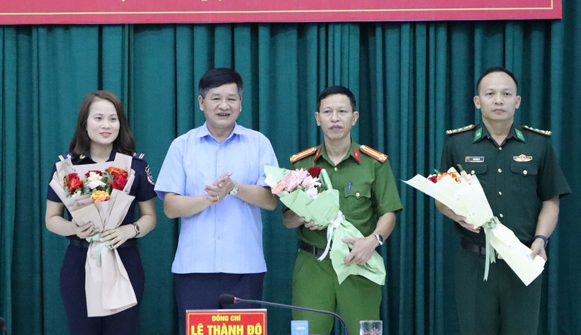 Chủ tịch Ủy ban nhân dân tỉnh Điện Biên Lê Thành Đô trao thưởng thành viên Ban Chuyên án.