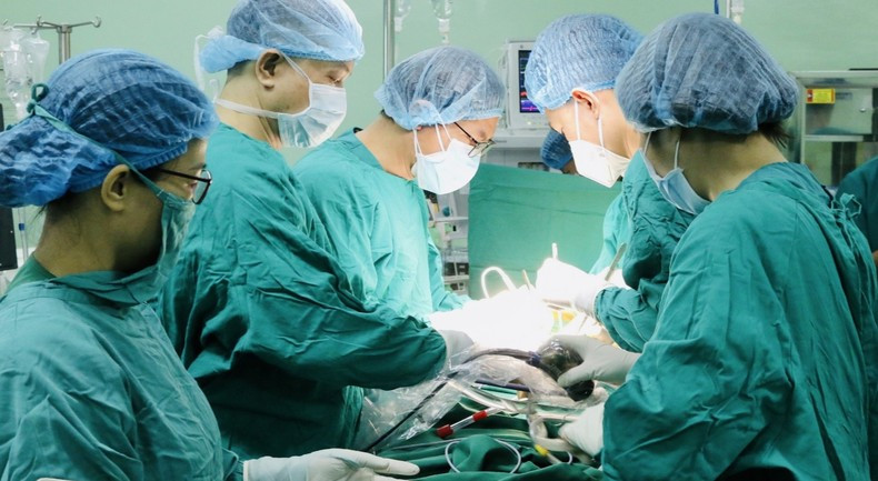 Phẫu thuật cho bệnh nhân tại Bệnh viện Trung ương Thái Nguyên. (Ảnh: Bình Tâm)