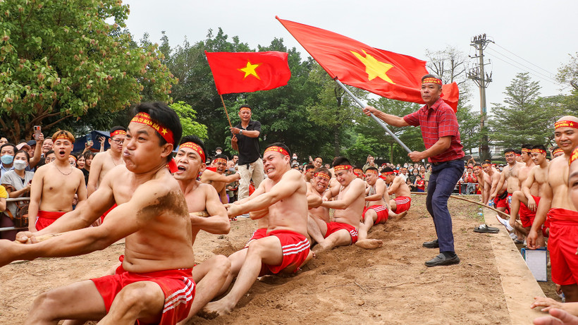 [Ảnh] Độc đáo nghi thức “kéo co ngồi” tại Lễ hội đền Trấn Vũ 2023