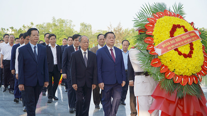 Đoàn công tác Trung ương do đồng chí Nguyễn Trọng Nghĩa, Ủy viên Bộ Chính trị, Bí thư Trung ương Đảng, Trưởng Ban Tuyên giáo và Dân vận Trung ương làm trưởng đoàn đến dâng hoa, dâng hương tưởng nhớ các anh hùng liệt sĩ tại nghĩa trang liệt sĩ tỉnh Quảng Nam.