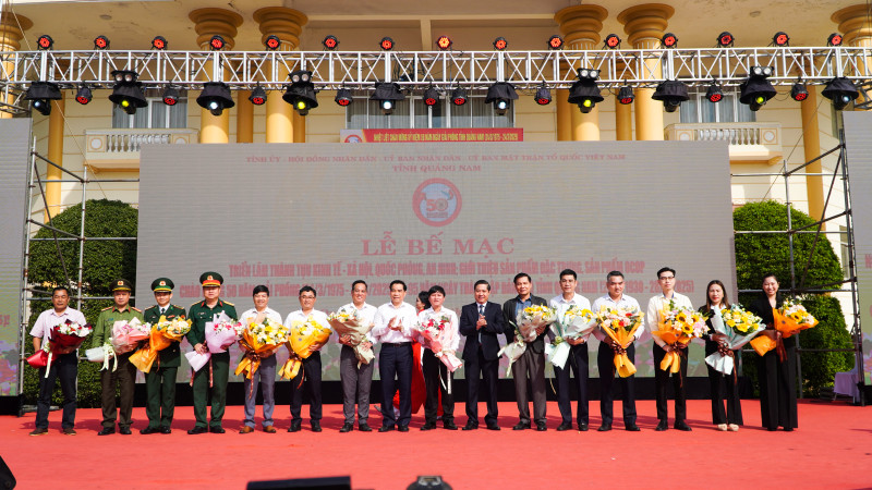 Lãnh đạo tỉnh Quảng Nam tặng hoa cho các sở, ngành, đơn vị tham gia triển lãm.
