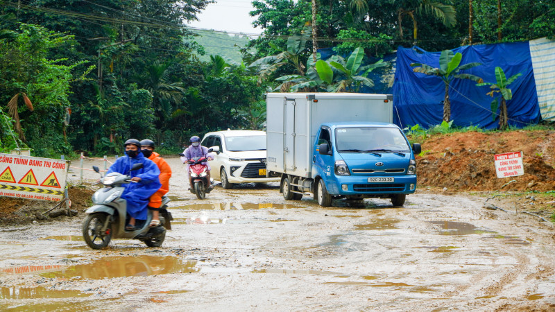 Dự án Liên kết vùng miền trung tỉnh Quảng Nam thi công ì ạch kéo dài khiến người dân đi lại gặp khó khăn và tiềm ẩn nguy cơ tai nạn giao thông.