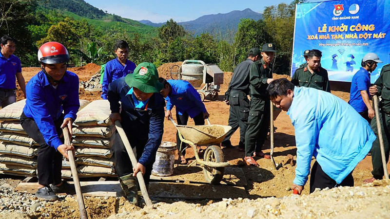 Tuổi trẻ Quảng Nam ra quân hưởng ứng phong trào thi đua xóa nhà tạm, nhà dột nát trên địa bàn tỉnh.