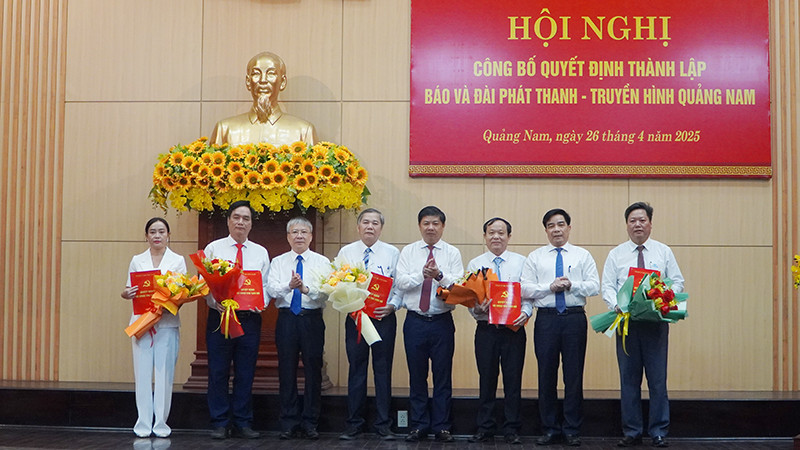 Lãnh đạo tỉnh Quảng Nam trao quyết định cho các đồng chí lãnh đạo Báo và Đài Phát thanh-Truyền hình Quảng Nam.