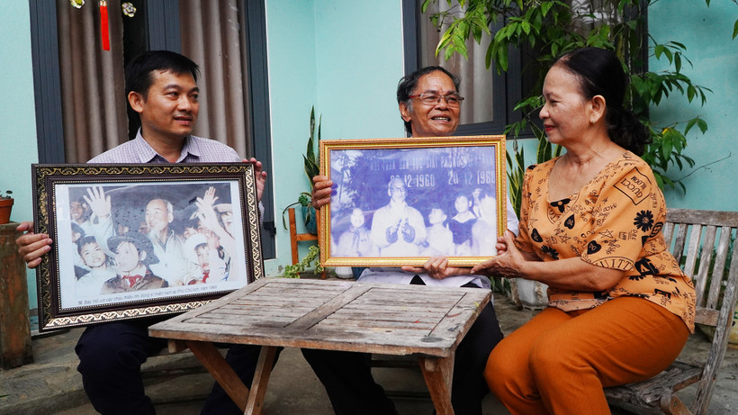 Ông Hồ Ngọc Biên (ở giữa) cùng vợ và người con trai thứ 2 bên những tấm hình vinh dự được chụp chung với Bác Hồ.