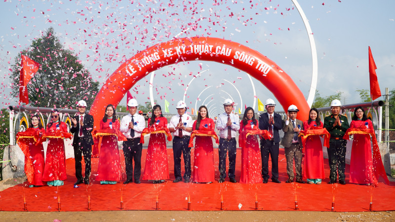 Lãnh đạo tỉnh Quảng Nam cắt băng thông xe kỹ thuật cầu Sông Thu và cầu An Bình. 