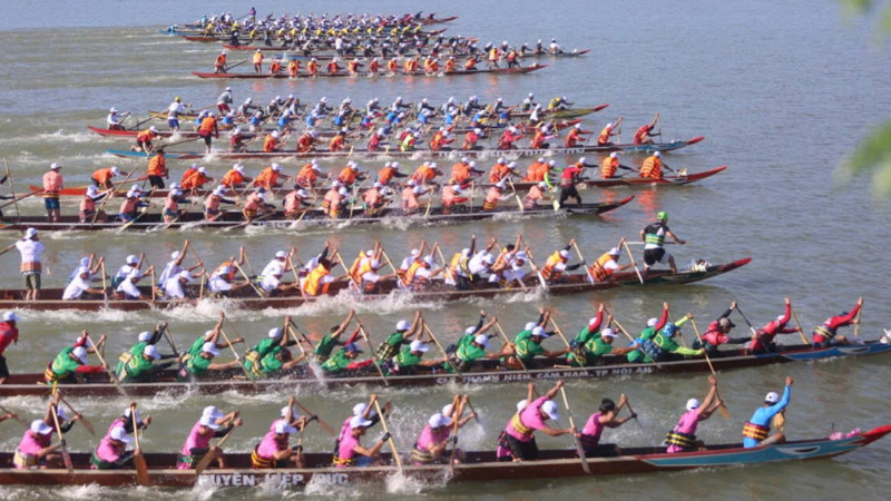 Giải đua thuyền truyền thống Phát thanh-Truyền hình Quảng Nam lần thứ 28 năm 2025 tranh cúp King Tek với sự tham gia tranh tài của 15 đội thuyền đua nam và 6 đội thuyền đua nữ.