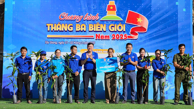 Ban Tổ chức trao tặng cây giống tạo sinh kế cho Bí thư Chi đoàn các thôn.