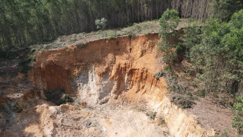 Khu vực khai thác đất, đá trái phép tại đồi núi giáp ranh giữa địa phận thị trấn Phú Thịnh, huyện Phú Ninh và xã Tiên Phong, huyện Tiên Phước (tỉnh Quảng Nam).