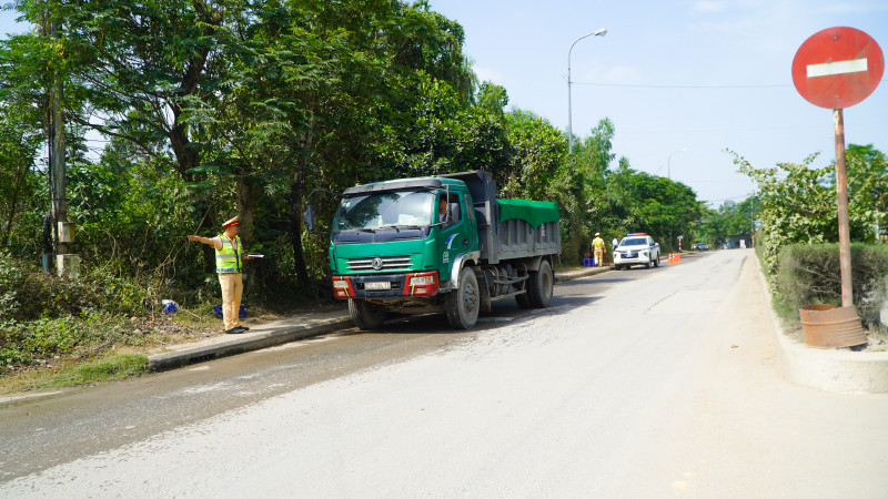 Quảng Nam kiên quyết xử lý xe tải chở vật liệu gây mất an toàn giao thông.
