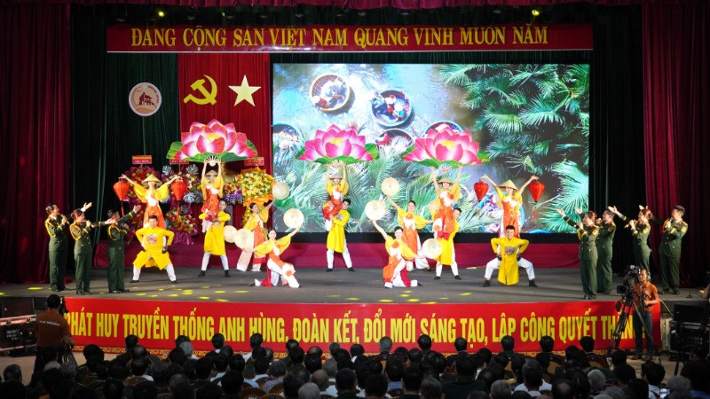 Văn nghệ chào mừng Lễ kỷ niệm 80 năm Ngày truyền thống lực lượng vũ trang nhân dân tỉnh Quảng Nam.
