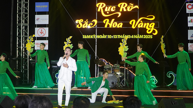 Chương trình nghệ thuật với chủ đề “Rực rỡ sắc hoa vàng” tại đêm khai mạc Lễ hội “Tam Kỳ - Mùa hoa sưa năm 2025".