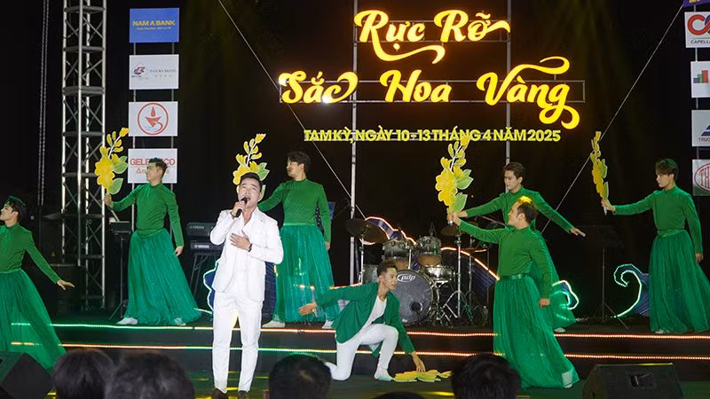 Chương trình nghệ thuật với chủ đề “Rực rỡ sắc hoa vàng” tại đêm khai mạc Lễ hội “Tam Kỳ - Mùa hoa sưa năm 2025".