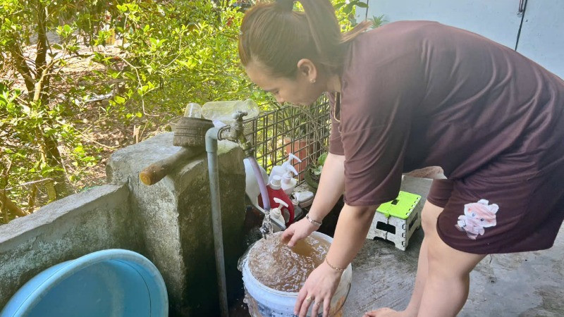 Chị Nguyễn Thị Ngọc Ánh ở khối phố Hương Trung, phường Hòa Hương bức xúc vì nguồn nước sinh hoạt bị nhiễm bẩn.