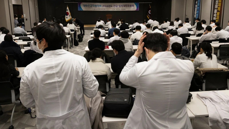 Một cuộc gặp giữa đại diện các bác sĩ ở Seoul và Chính phủ Hàn Quốc. Ảnh: YONHAP