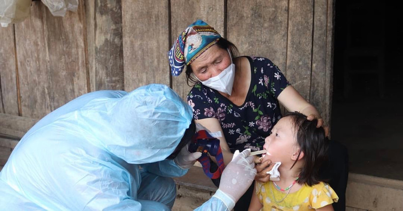 Cán bộ Y tế Điện Biên lấy dịch họng hầu các trường hợp trong vùng dịch. (Ảnh: CDC Điện Biên)