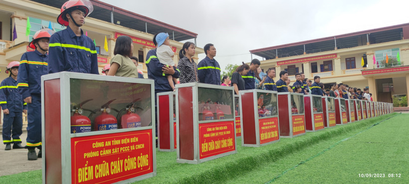 Gia đình các cán bộ, chiến sĩ phòng cháy, chữa cháy tỉnh Điện Biên tham gia Lễ phát động thành lập điểm chữa cháy công cộng.