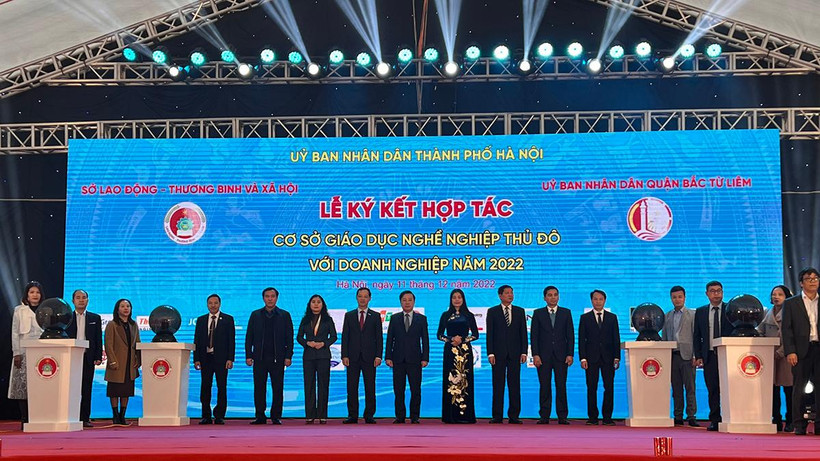 Cơ sở giáo dục nghề nghiệp và doanh nghiệp ký hợp tác tại Hội nghị gắn kết giáo dục nghề nghiệp Thủ đô với thị trường lao động năm 2022. (Ảnh: TRUNG HIẾU)