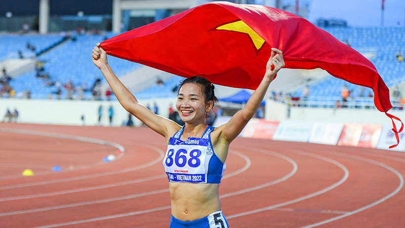 Nguyễn Thị Oanh giành Huy chương Vàng nội dung 3.000 m vượt chướng ngại vật nữ tại SEA Games 31. (Ảnh: THÀNH ĐẠT)