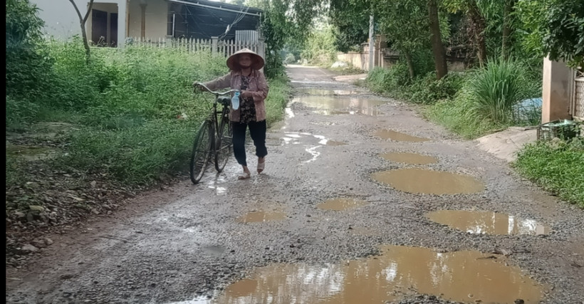 Tuyến đường liên xóm Bến Đò, xã Linh Sơn, thành phố Thái Nguyên, tỉnh Thái Nguyên xuống cấp nghiêm trọng.