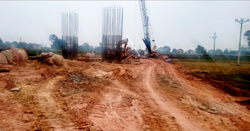 Thi công cầu vượt đường sắt kết nối với nút giao Yên Bình.